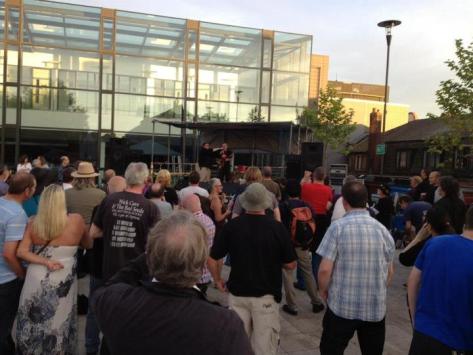 Piazza Diggers' Crowd Watchin Attila The Stockbroker.